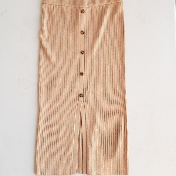 NWT Love Tree brand ribbed sweater style skirt size L, tan color. RN#158030 - Picture 1 of 7